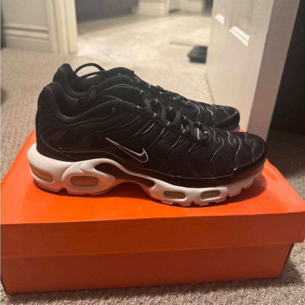 Nike Women’s Black and White Air Max-Style Sneakers